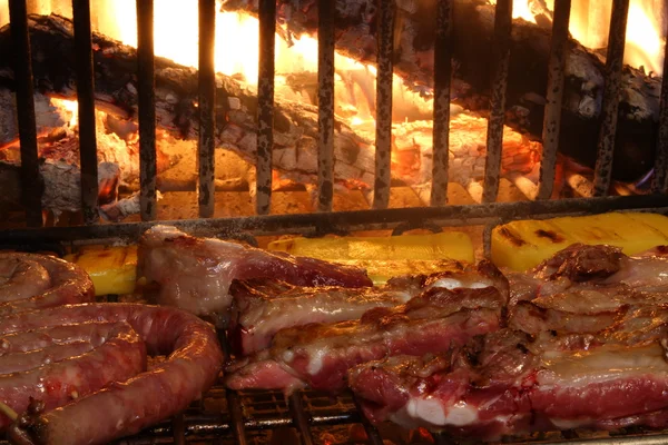 Kamin zu Hause mit dem Schweinefleisch, das über glühender Glut gegrillt wird — Stockfoto