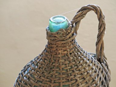 cam şişe şarap ve yağ tutmak için hasır kaplı