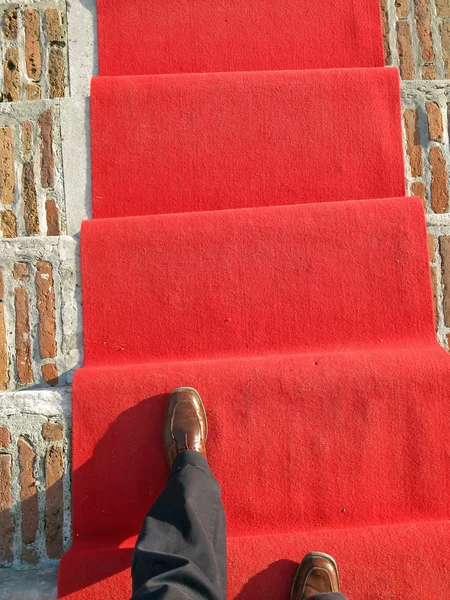 Passarela tapete vermelho com sapato elegante de um homem — Fotografia de Stock