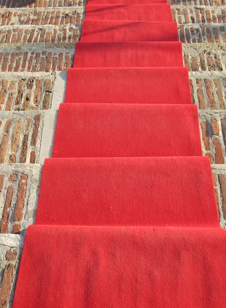 Passarela tapete vermelho com fundo de tijolo vermelho antigo — Fotografia de Stock