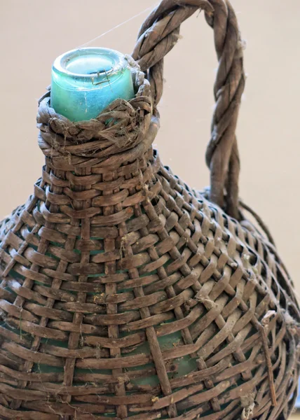 Botella de vidrio antiguo revestido de mimbre para contener el vino y el aceite —  Fotos de Stock