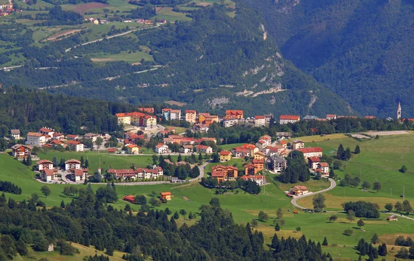 Tonezza del cimone aldeia na província de vicenza — Fotografia de Stock