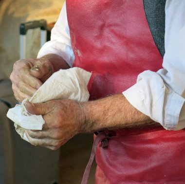 Kıdemli esnaf el sanatları wor çalışmalarında sonra ellerini yıkar