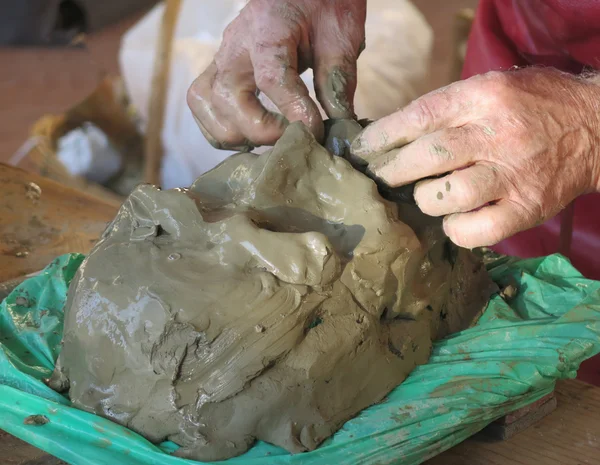 Viejo artesano crea una máscara de arcilla usando manos expertas —  Fotos de Stock