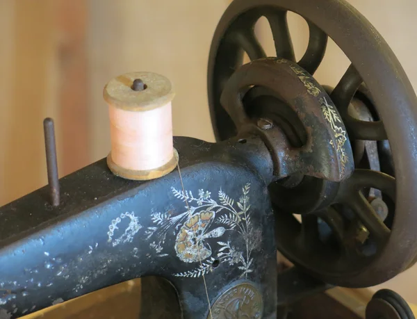 Antique cast iron sewing machine sewing with twine — Stock Photo, Image