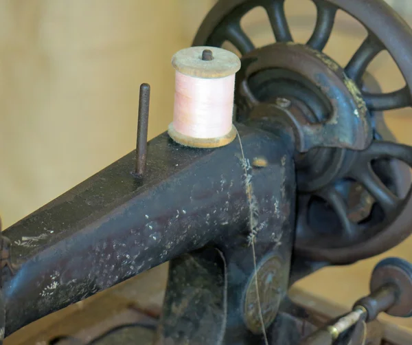 Máquina de costura de ferro fundido antigo costura com fio — Fotografia de Stock