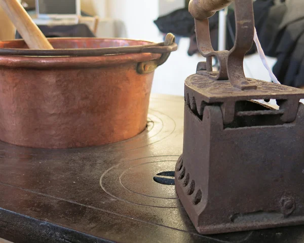 Hierro fundido antiguo pesado por encima de la estufa de cocina vieja — Foto de Stock