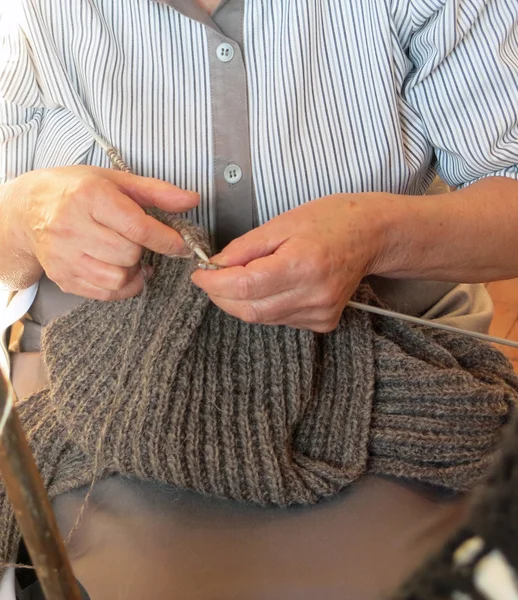 Anziana donna maglia con ferri da maglia — Foto Stock