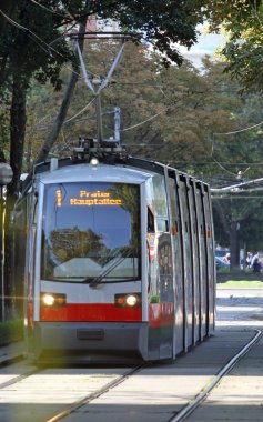Kırmızı tramvay yolcu Avrupa şehirleri için taşır