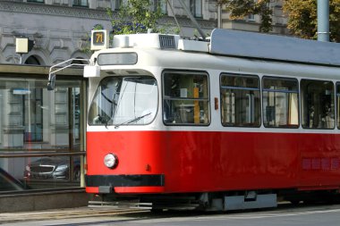 Kırmızı tramvay yolcu Avrupa şehirleri için taşır