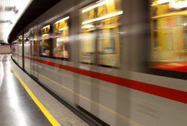Metro vagonu hızlı Metro İstasyonu çalışır
