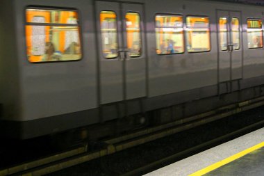 Bir yeraltı Metro istasyonunda metro vagonu çalışır