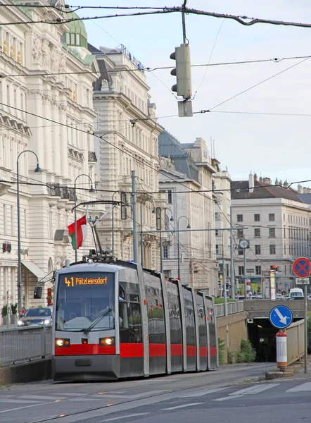 Czerwony tramwaj przewozi pasażerów do miast europejskich — Zdjęcie stockowe