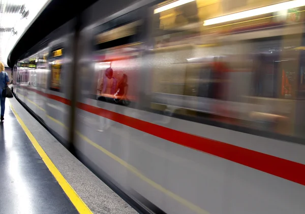 Metro vagón funciona en una estación de metro subterráneo —  Fotos de Stock