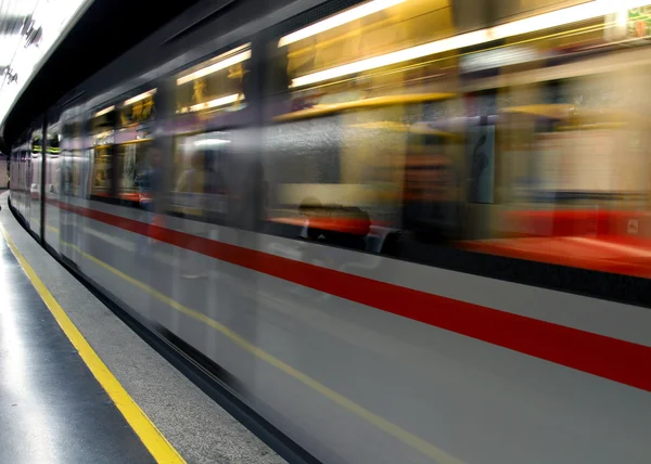 Metro vagón funciona en una estación de metro subterráneo — Foto de Stock