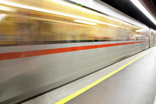 Βαγόνι του μετρό που ορμούν σε μια στάση του μετρό — Φωτογραφία Αρχείου