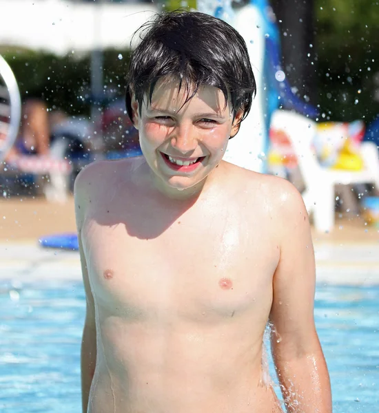 Jeune enfant rit à la piscine en été — Photo