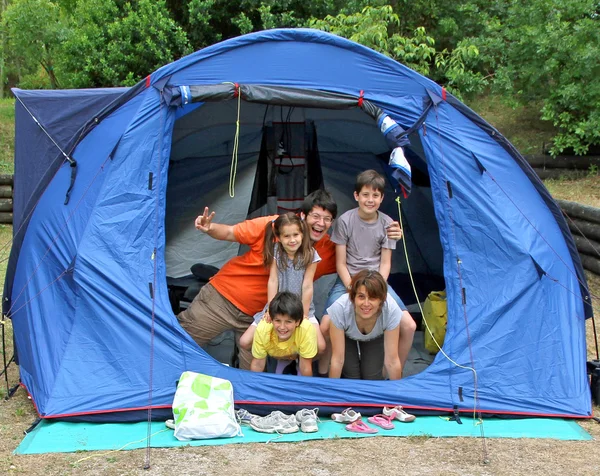 Família feliz de cinco na tenda camping — Fotografia de Stock