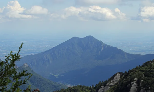 Mount Summano, in de Italiaanse provincie vicenza in Italië — Stockfoto