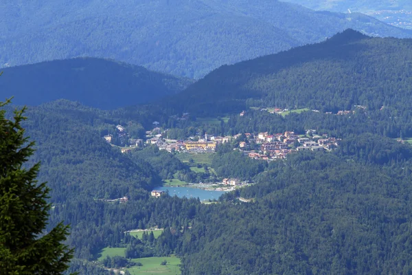 Landschap van het dorp van Lavarone met meertje op het Ita — Stockfoto