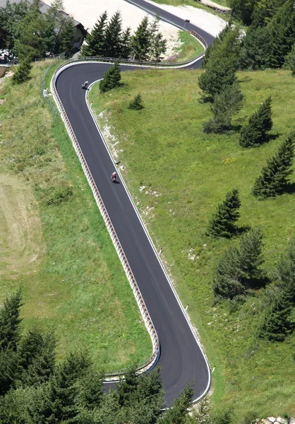 Bisikletçileri dağ birçok eğrileri ile yol boyunca — Stok fotoğraf