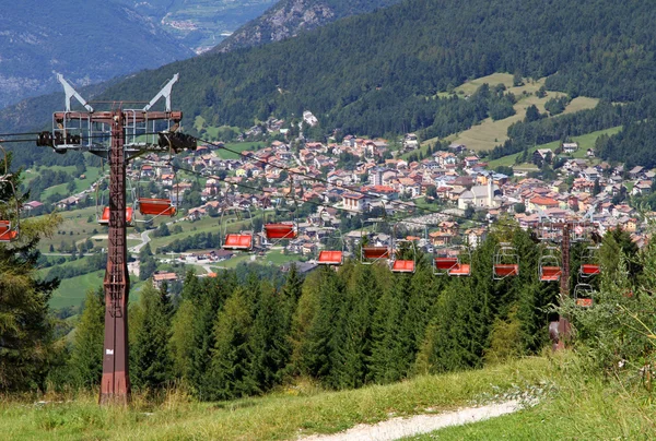 Mountain chairlift in summer — Stock Photo, Image