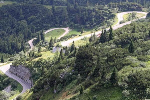 Dağlarda çok virajlı ile yokuş yukarı yol — Stok fotoğraf