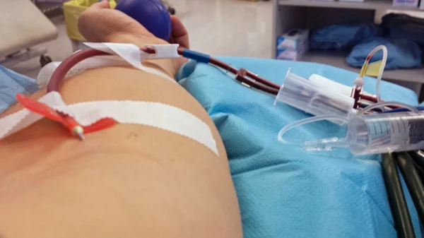 Seringues pendant la trafusione du sang au patient — Photo