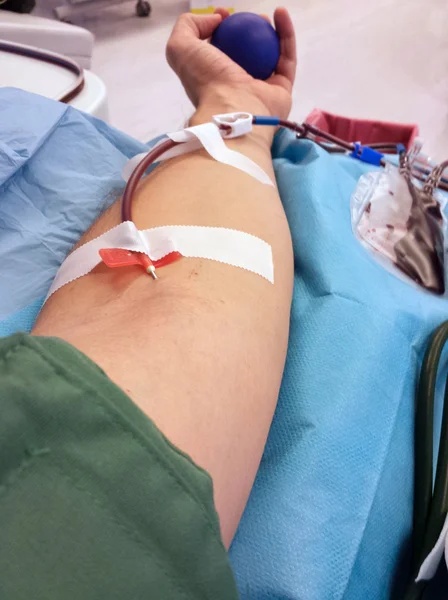 Braço durante a doação de sangue para o hospital — Fotografia de Stock