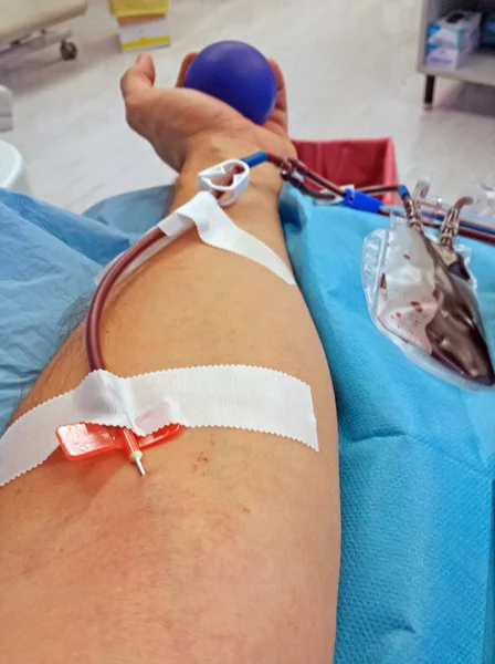 Brazo del hombre durante la donación de sangre al hospital —  Fotos de Stock