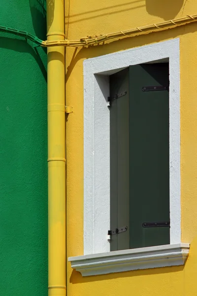 A zöld és a sárga fal, a ház a sziget ablak — Stock Fotó