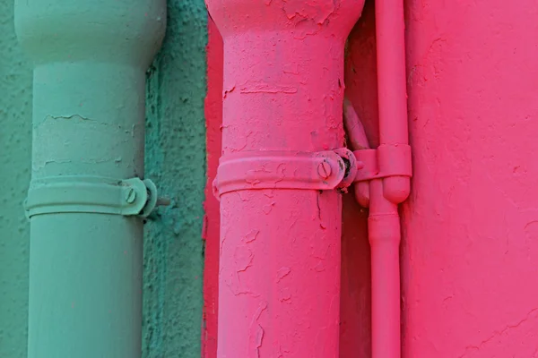 Зеленые и розовые фасады домов на острове Бурано в Италии — стоковое фото