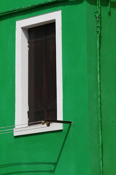 Ventana en una pared verde de la Casa de la Venecia de Burano —  Fotos de Stock