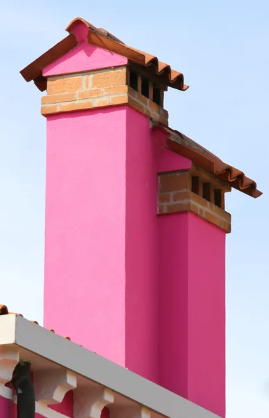 Fuchsia skorstenar av husen av ön Burano i Italien — Stockfoto