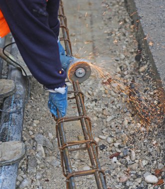 işçi ile esnek bir demir parçası kestiğinizde birçok Sparks