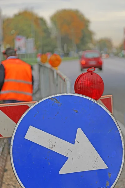 Signer avec flèche aux travaux routiers — Photo