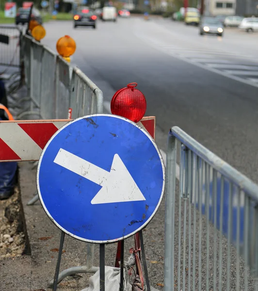 Firma con flecha para obras en carretera — Foto de Stock