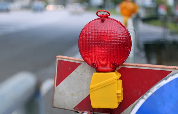 Lámpara roja para señalizar obras en carretera —  Fotos de Stock