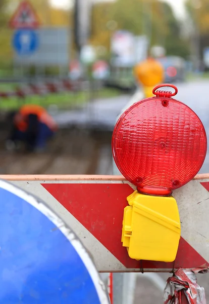Lampada rossa per segnalare lavori stradali e lavori stradali — Foto Stock