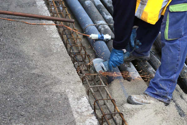 Sparks ketika pekerja memotong besi dengan fleksibel — Stok Foto