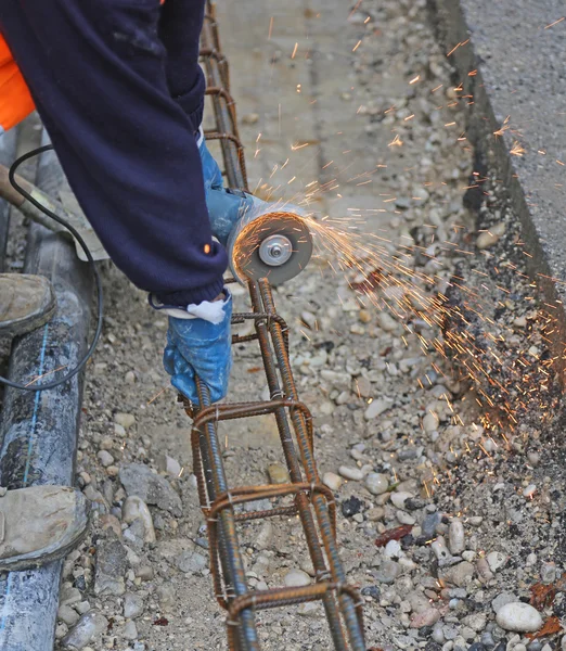 Banyak Sparks ketika pekerja memotong sepotong besi dengan fleksibel — Stok Foto