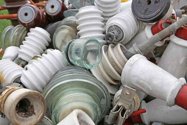 Vecchi isolatori in ceramica in una vecchia discarica materiale obsoleto — Foto Stock