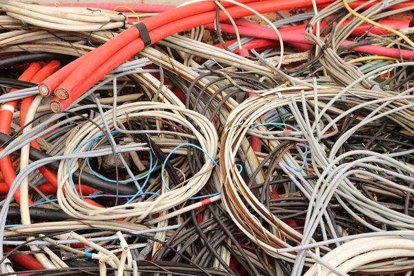 Cables de cobre eléctricos en un vertedero de residuos especiales —  Fotos de Stock