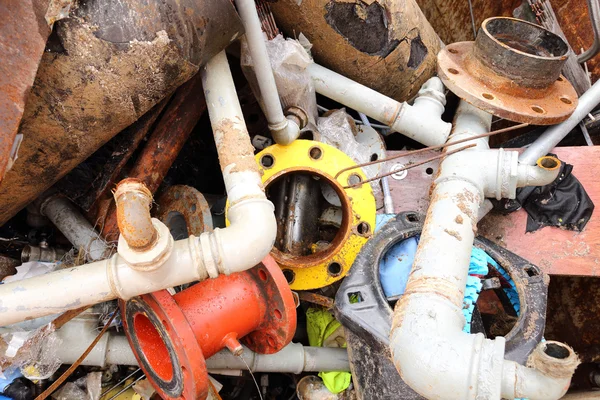 Tubi di ferro di una discarica di materiale ferroso — Foto Stock