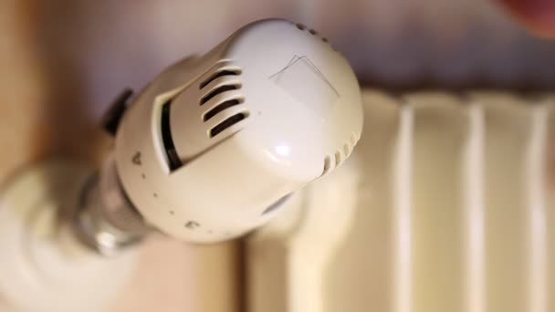 Mão e válvula termostática do sistema de aquecimento — Vídeo de Stock