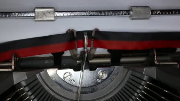 TYPEWRITER con escrito en el papel — Vídeos de Stock