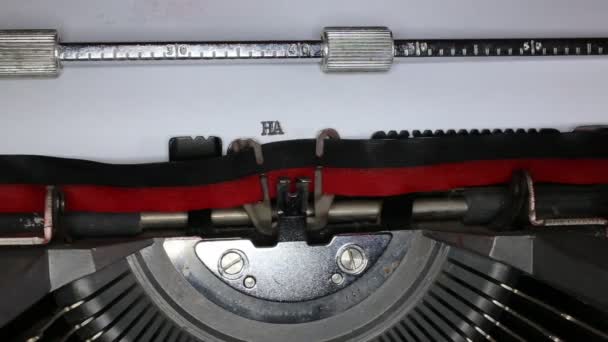 Schreibmaschine mit Schrift in der Zeitung — Stockvideo