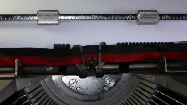 TYPEWRITER con escrito en el papel — Vídeo de stock