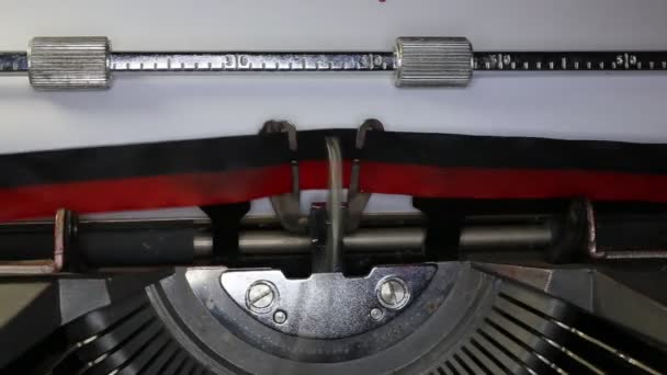 TYPEWRITER con escrito en el papel — Vídeos de Stock