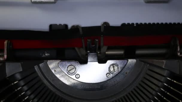 Maszyna do pisania z napisał w księdze — Wideo stockowe